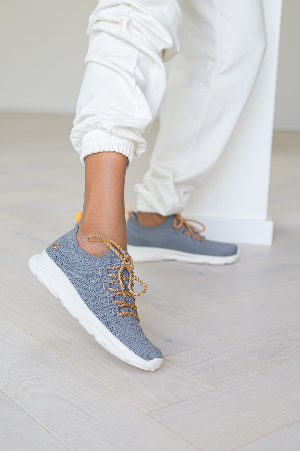 Szare buty sportowe damskie